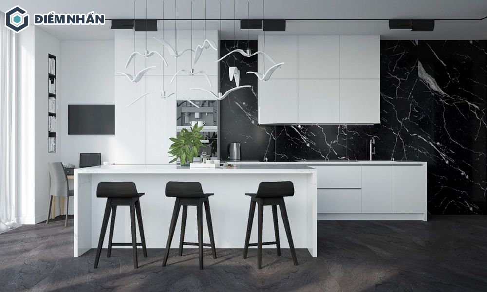 Phòng bếp được trang trí với hai tông màu đen trắng tương phản